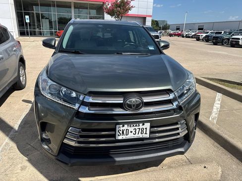Used 2019 Toyota Highlander Limited FWD image 3