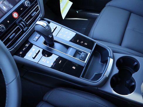 New 2026 Porsche Macan image 24