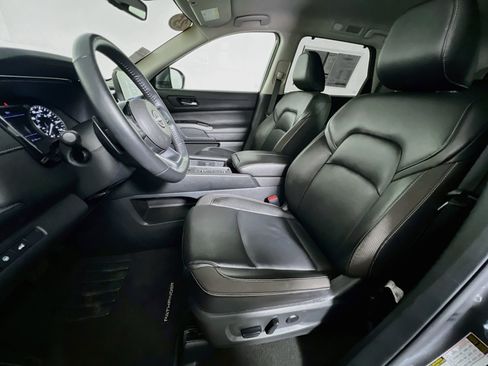 Used 2025 Nissan Pathfinder SL FWD image 14