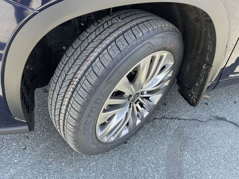 New 2026 Toyota Highlander Platinum image 2