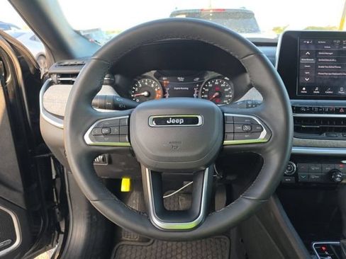 Used 2025 Jeep Compass Latitude w/ Sun & Sound Group AWD/4WD image 11