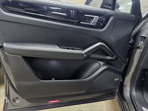 Used 2019 Porsche Cayenne E-Hybrid image 11