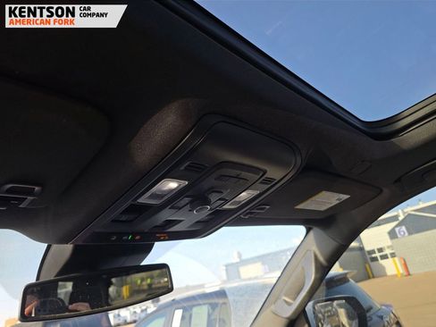 Used 2024 GMC Yukon SLT w/ SLT Luxury Package image 7