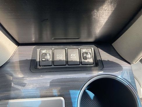 Used 2012 Toyota Camry XLE w/ Leather Pkg FWD image 16
