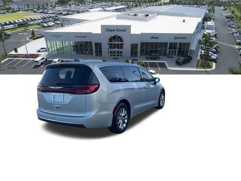 Used 2023 Chrysler Pacifica Touring-L image 24