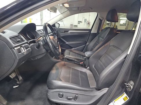 Used 2017 Volkswagen Passat 1.8T R-Line w/ R-Line Lighting Package image 6
