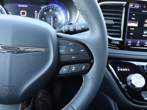 Used 2025 Chrysler Pacifica Limited image 33