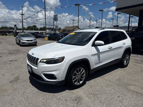 Used 2019 Jeep Cherokee Latitude Plus FWD image 2