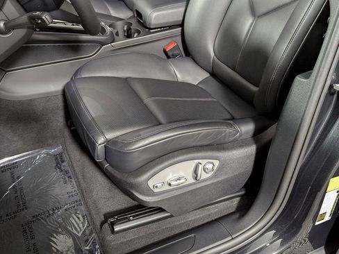 Used 2025 Porsche Macan AWD/4WD image 17