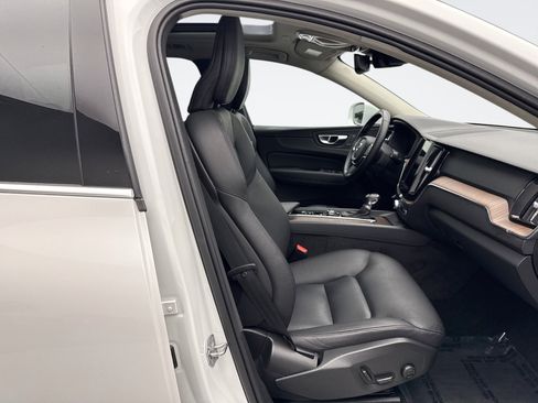 Used 2021 Volvo XC60 T5 Momentum image 16