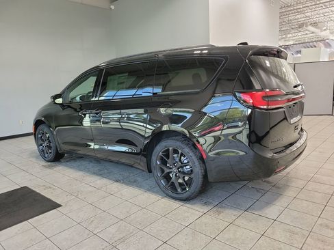 New 2026 Chrysler Pacifica Limited w/ S Appearance Package image 4