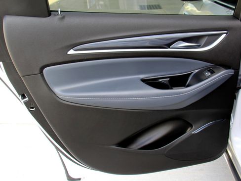 Used 2024 Buick Enclave Essence image 24