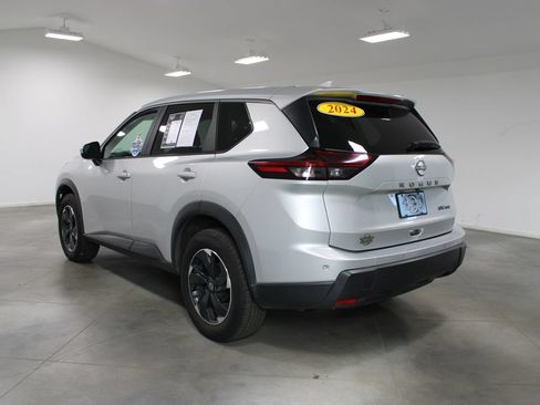 Used 2024 Nissan Rogue SV AWD/4WD image 7