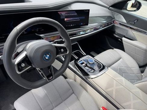 Certified 2023 BMW i7 xDrive60 AWD/4WD image 17