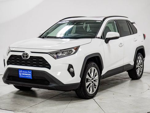 Used 2020 Toyota RAV4 XLE Premium image 3