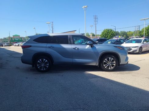 Used 2023 Toyota Highlander XLE AWD/4WD image 7