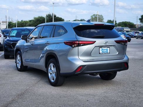 Used 2023 Toyota Highlander LE FWD image 5
