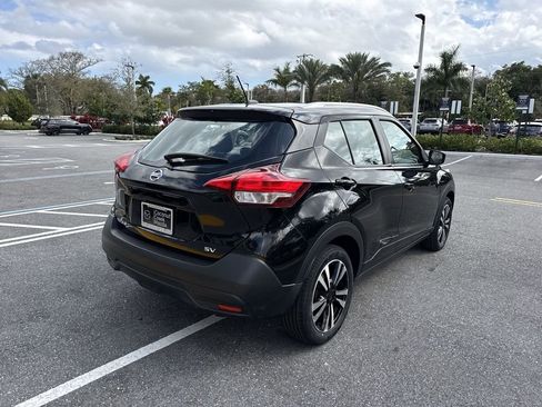 Used 2019 Nissan Kicks SV image 4