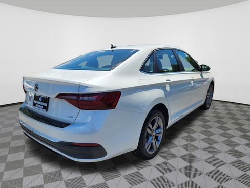 Used 2023 Volkswagen Jetta SE w/ Panoramic Sunroof Package FWD image 4