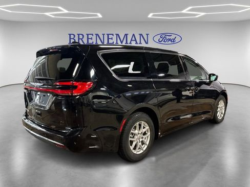 Used 2024 Chrysler Pacifica Touring-L image 5