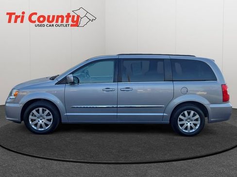 Used 2015 Chrysler Town & Country Touring image 5