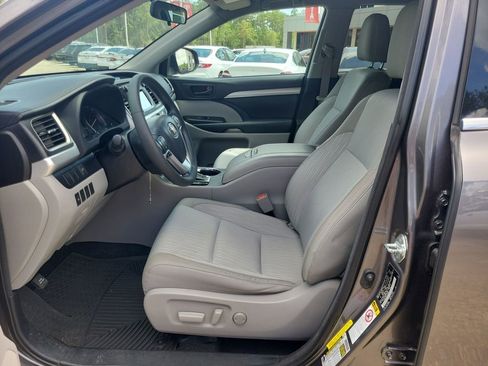 Used 2015 Toyota Highlander Plus FWD image 16