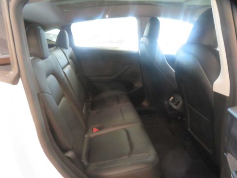 Used 2024 Tesla Model Y Long Range AWD/4WD image 23