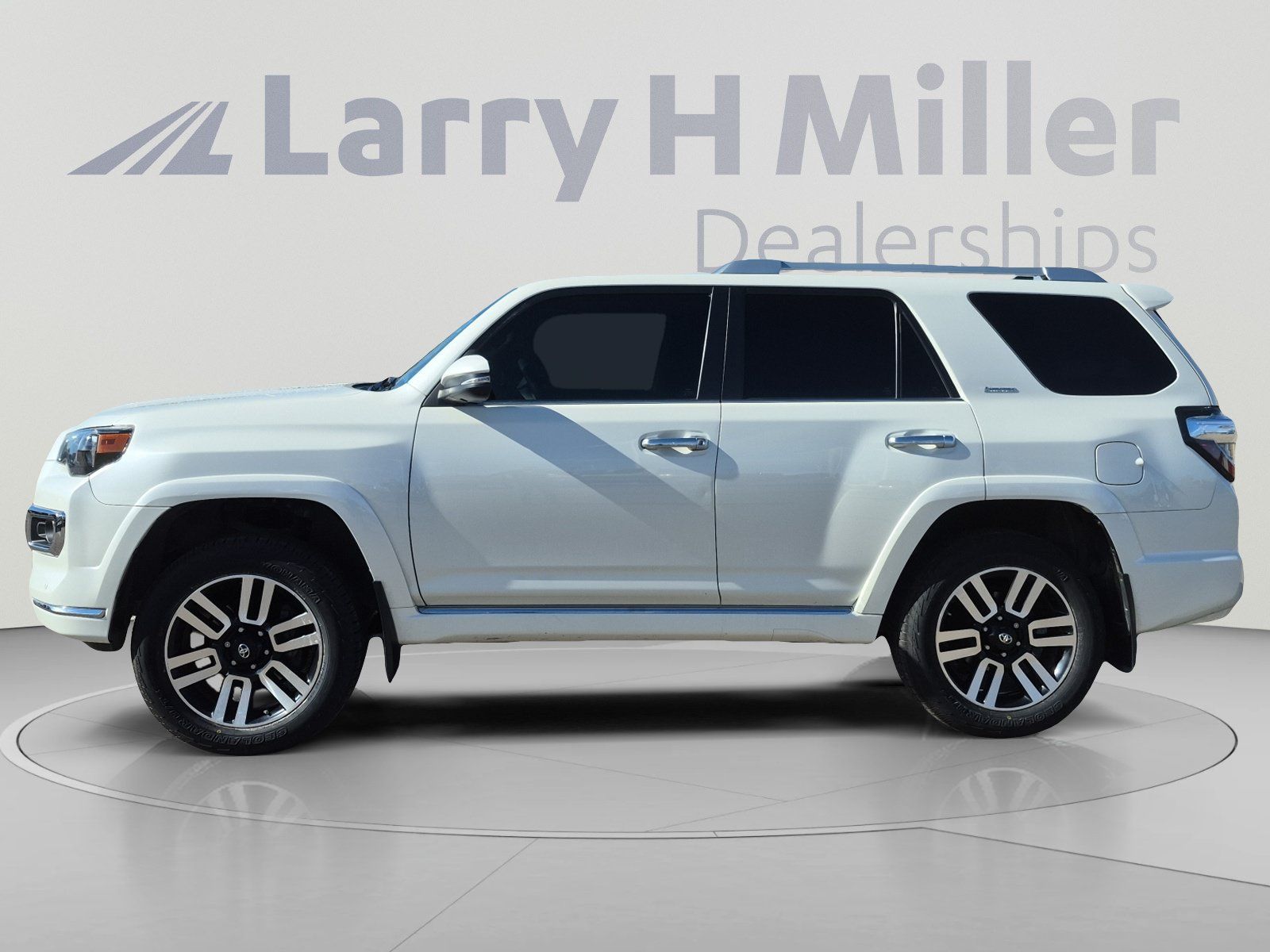 Used 2019 Toyota 4Runner SR5 AWD/4WD image 2