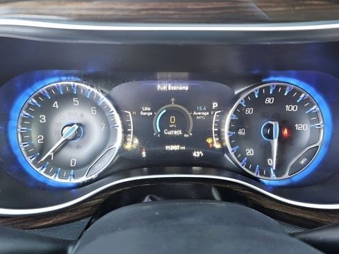 Used 2023 Chrysler Pacifica Limited AWD/4WD image 31