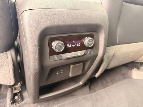 Used 2024 Chevrolet Traverse RS FWD image 35