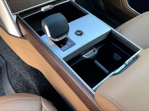 New 2026 Land Rover Range Rover Long Wheelbase SE image 8