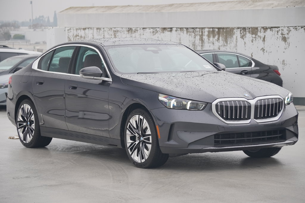 Used 2026 BMW 530i w/ Premium Package RWD image 3