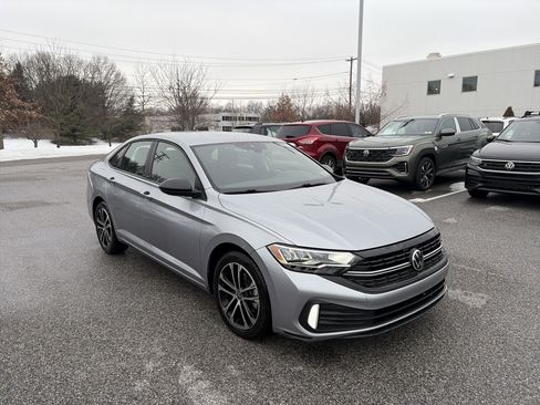 Used 2023 Volkswagen Jetta Sport image 3