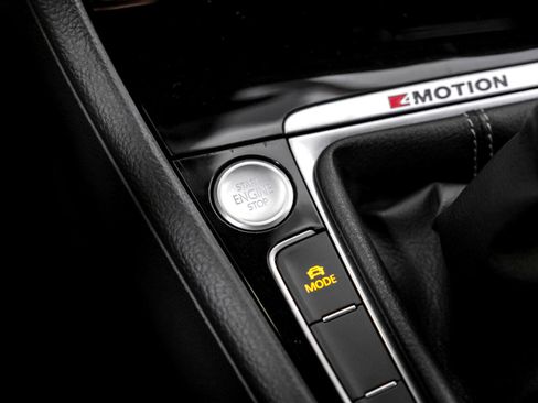 Used 2019 Volkswagen Golf R 4-Door image 16