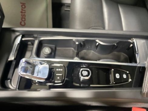 Certified 2025 Volvo XC60 B5 Ultra AWD/4WD image 24