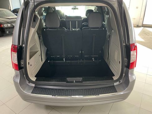 Used 2014 Chrysler Town & Country Touring image 7