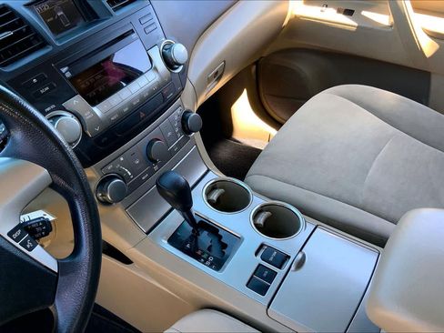 Used 2012 Toyota Highlander FWD w/ Tech Pkg image 15
