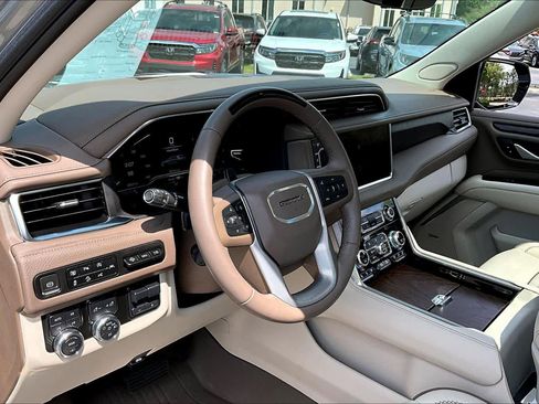 Used 2023 GMC Yukon Denali w/ Advanced Technology Package image 18