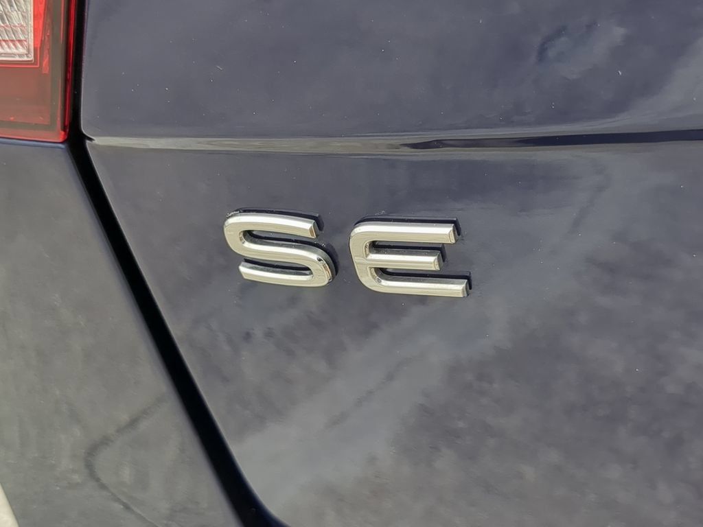 Certified 2022 Volkswagen Tiguan SE FWD image 11