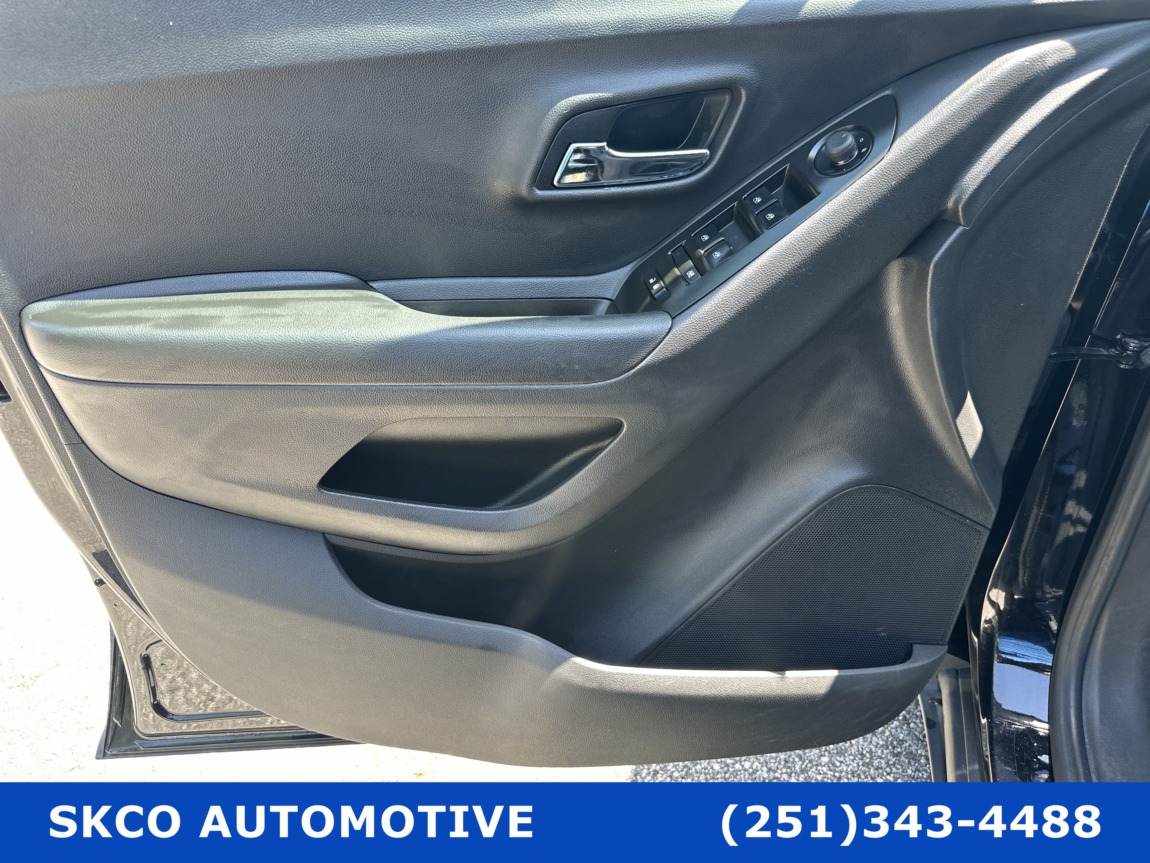 Used 2022 Chevrolet Trax LT w/ LT Convenience Package FWD image 12
