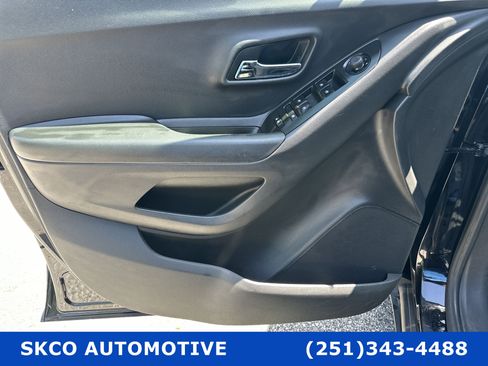 Used 2022 Chevrolet Trax LT w/ LT Convenience Package image 12