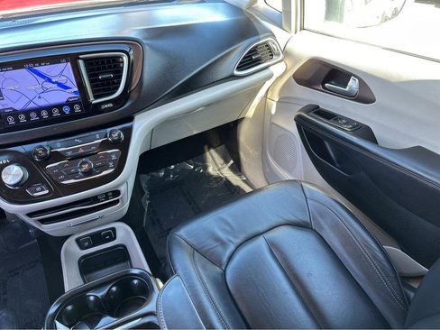 Used 2017 Chrysler Pacifica Touring-L image 18