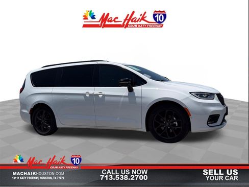 Used 2025 Chrysler Pacifica Limited FWD image 1