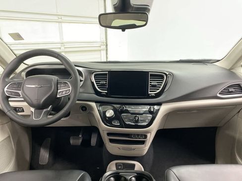 Used 2024 Chrysler Pacifica Touring-L image 14