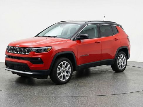 Used 2025 Jeep Compass Limited AWD/4WD image 3