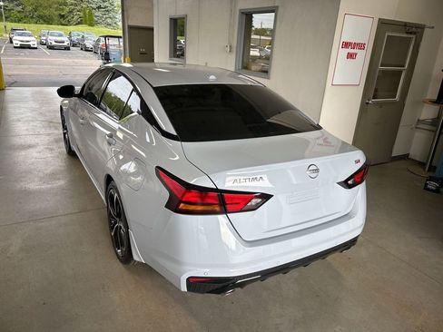Used 2024 Nissan Altima 2.5 SR w/ SR Premium Package FWD image 6