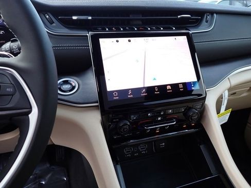 New 2025 Jeep Grand Cherokee Limited w/ Luxury Tech Group II image 18