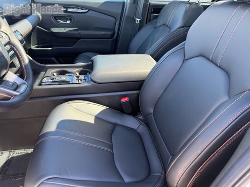 Used 2025 Honda Pilot TrailSport image 14