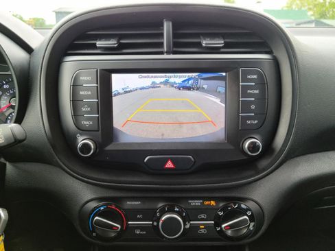 Used 2020 Kia Soul LX FWD image 11