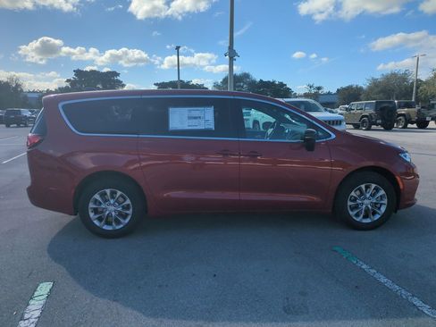 New 2026 Chrysler Pacifica Limited AWD/4WD image 4